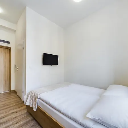 Stylish And Wooden 1st Floor In Cracow By Renters Apartamento *