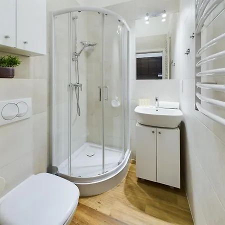 Stylish And Wooden 1st Floor In Cracow By Renters דירה קרקוב